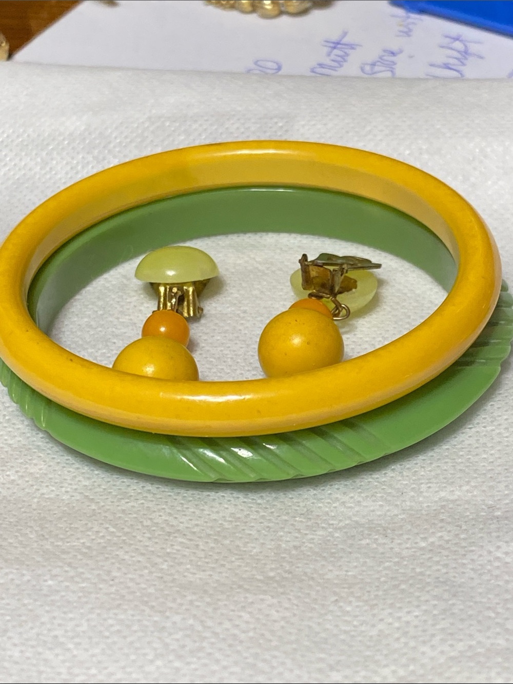 2 vintage Bakelite bangles and clip on earrings